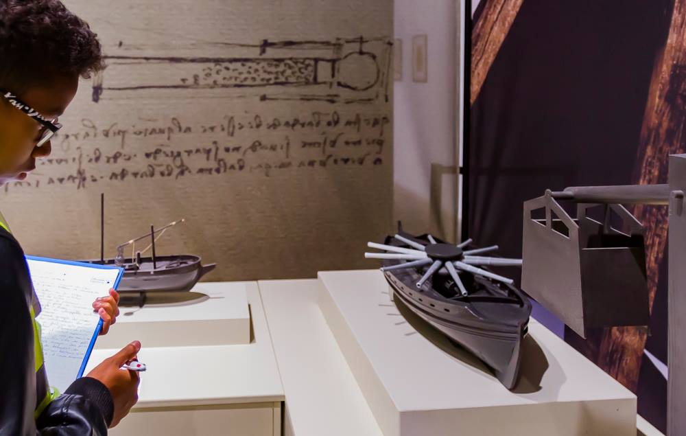 … et d’autres machines de guerre. D’ailleurs, ce bateau armé nous rappelle que Léonard de Vinci a aussi touché aux #bateaux ! Il s’intéressait par exemple à la propulsion et à la conservation de l’élan avec ses bateaux à aubes.
