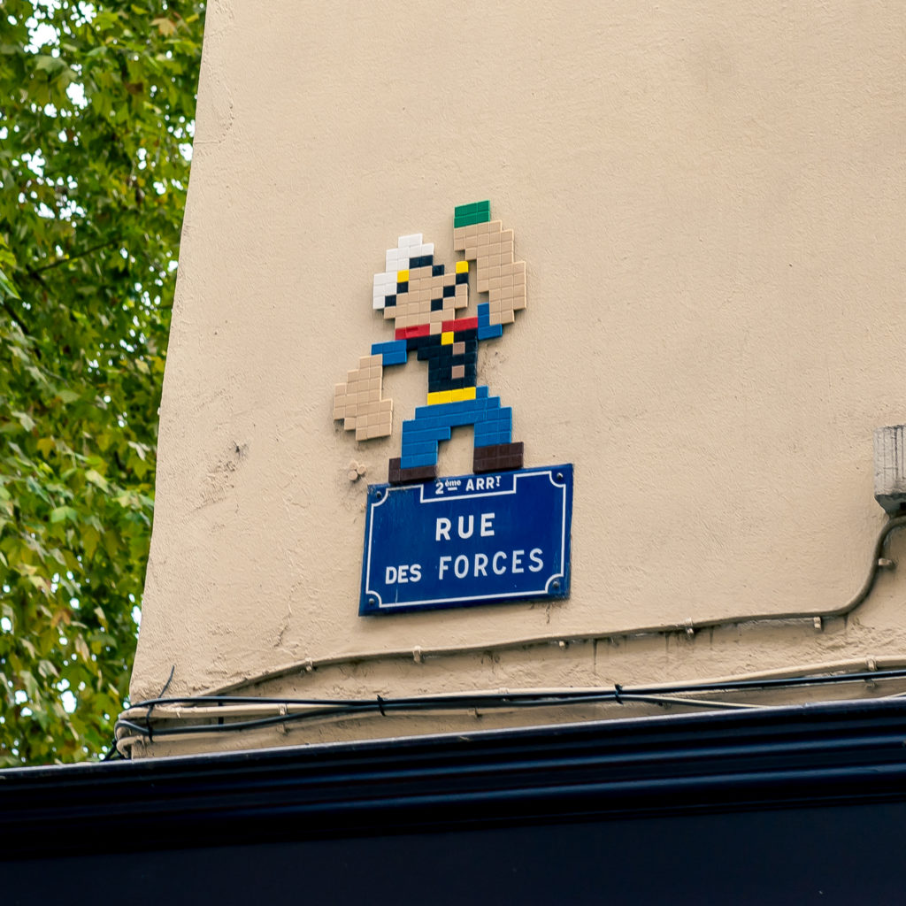 L’icône Popeye au-dessus de la plaque de la rue des Forces !